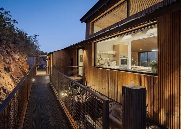 Villa Skyeview - Award-winning Mountaintop Oasis