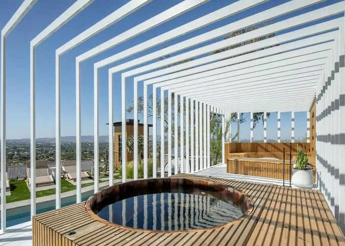 Villa Skyeview - Award-winning Mountaintop Oasis